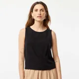 Blusa corta negra sin mangas.