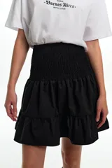 Minifalda negra con cintura elastizada y dos volados.