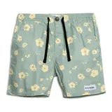 Boardshort de hombre color verde menta con estampado floral en amarillo claro. Presenta cintura elástica con cordón ajustable negro, bolsillos laterales y un pequeño parche con logo en el borde inferior derecho.