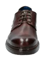 Zapato de cuero color café, con cordones y suela de goma.