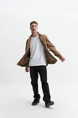 Sobrecamisa color marrón claro de twill de algodón, con cuello clásico, cierre frontal con botones a tono, dos bolsillos de parche con solapa abotonada en el pecho y mangas largas con puños abotonados.
