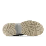 Championes New Balance modelo ML725, color blanco y plateado, con detalles en negro.