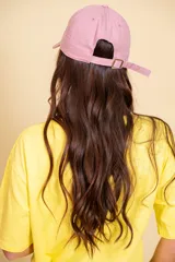 Gorra de visera color rosa.