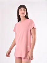Remera negra de corte holgado y mangas cortas, ideal para uso deportivo o casual.