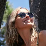 Lentes de sol redondos con marco de acetato con estampado abstracto en tonos verde, gris y blanco.