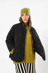 Campera acolchada negra con cierre frontal y bolsillos laterales.