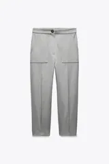 Pantalón tobillero gris de tiro medio con cintura elástica en la espalda, bolsillos delanteros y bolsillos de parche con solapa en la parte trasera. Bajo con pinzas y cierre frontal con cremallera y botón.