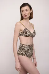 Top de bikini con estampado animal print de leopardo y tirantes finos color mostaza.