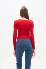 Remera blanca de manga larga y corte ajustado al cuerpo, con escote cuadrado.