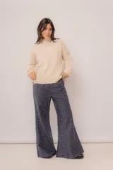 Pantalón oxford azul con estampado floral en tonos oscuros.