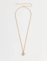 Cadena corta dorada con dije de la letra A cubierto de strass.
