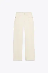 Pantalón de jean color crudo, de tiro alto, corte recto y largo tobillero. Tiene cinco bolsillos, cierre frontal con cremallera y botón metálico.