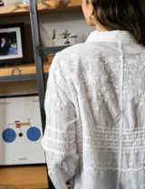 Camisa de algodón bordado, marca Liv Los Angeles. Cuello con solapa y abertura central con botones.
