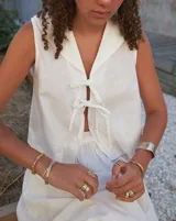 Brazalete rígido dorado con textura irregular.