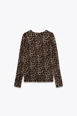 Cárdigan de punto con estampado animal print color marrón y negro, cuello redondo, manga larga, cierre frontal con botones y terminaciones en rib.