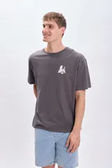 Remera gris oscuro de manga corta con estampa blanca en la espalda con la frase "Turn to the dark side" y el dibujo de la Estrella de la Muerte de Star Wars.