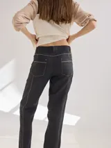 Pantalón cigarette de lino color ladrillo, de tiro alto y corte recto.