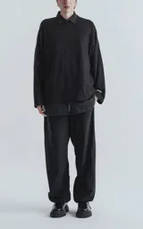 Sweater negro de punto con cuello polo y corte oversize.