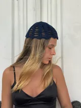 Gorro de malla azul marino con diseño calado.