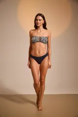 Bombacha vedetina negra con laterales fruncidos.