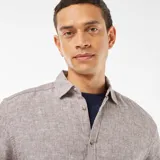 Camisa marrón claro de manga corta con cuello clásico y cierre abotonado.