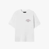 Camiseta blanca de algodón con estampado en la espalda de una lancha con una mujer y el texto "Locally Hated" en rojo.