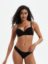 Conjunto de ropa interior negro con detalles de encaje.