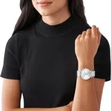 Reloj Michael Kors Pyper plateado con caja de acero inoxidable de 38mm, esfera plateada con indicadores de cristal y malla metálica. Resistente al agua hasta 50 metros. Incluye garantía de 2 años en la maquinaria.