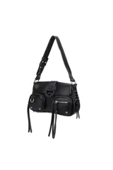 Cartera de hombro Las Oreiro color negro, con solapa frontal y cierre de hebilla. Presenta dos bolsillos frontales con cierre y detalles de ojales metálicos, así como cordones decorativos en los laterales. La correa es ajustable.