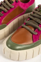 Zapatillas deportivas de cuero color beige con detalles en lila y amarillo.