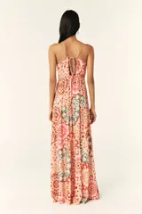 Vestido largo bohemio con estampado caleidoscópico, tirantes finos y detalles de trenzas en la cintura y espalda.