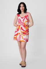 Vestido corto sin mangas con estampado de hojas en tonos rosa, naranja y blanco.