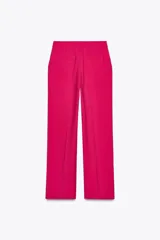 Pantalón de tiro alto color fucsia, con bolsillos delanteros y falsos bolsillos de vivo en la espalda. Tejido con efecto arrugado, pernera recta y cierre frontal con cremallera, botón interior y gancho.