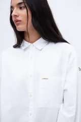 Camisa rosa claro de algodón con cuello solapa clásico, calce relaxed, bolsillo cuadrado en el pecho y botones personalizados.