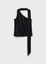 Top negro brillante con diseño asimétrico de un solo hombro y choker integrado.