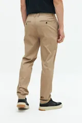 Pantalón chino clásico color beige, de corte recto, con bolsillos laterales y traseros.