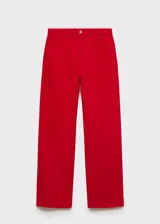Pantalón de jean de tiro alto color rojo, de corte recto, con cierre de cremallera y botón, cinco bolsillos y trabillas.