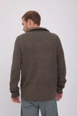 Sweater de punto trenzado color marrón con cuello alto y cierre de cremallera.