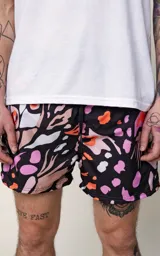 Short de baño negro con estampado abstracto en tonos naranja, lila y beige.