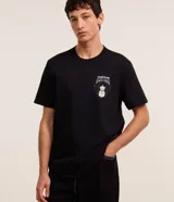 Remera negra de algodón con cuello redondo y mangas cortas. Estampado frontal con la frase "Consider me your dark cloud" y una ilustración de Merlina Addams.
