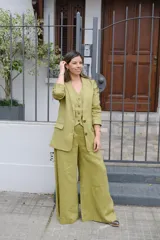 Conjunto de blazer, chaleco y pantalón color verde pistacho. El blazer es de corte clásico con solapas y cierre de dos botones. El chaleco es entallado con cierre de botones. El pantalón es de corte palazzo.