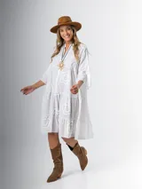 Vestido italiano 100% algodón, corte midi y calce amplio. Tiene cuello mao y apliques de flores con textura.