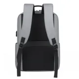 Mochila gris con detalles en negro, de tela rígida con dos asas acolchadas y espalda ergonómica. Cuenta con compartimento acolchado para laptop, bolsillo frontal con cierre y puerto USB externo.