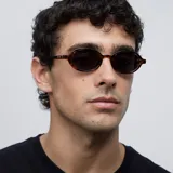 Lentes de sol unisex Oba Tigris Carbon con montura ovalada carey y lentes polarizadas negras. Fabricados con materiales bio-based G850 y patillas de propionato de celulosa. Protección UV400 - Categoría 3.