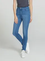 Pantalón de jean azul de corte super skinny y cintura alta.