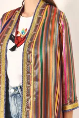 Saco largo con estampado a rayas verticales multicolores, con detalles bordados en dorado en los bordes.