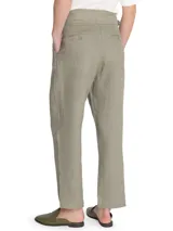 Pantalón de lino color verde, de tiro alto y pierna recta, con cierre cruzado y hebillas en los costados.