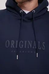 Hoodie azul marino tipo canguro de manga larga con capucha y fit regular. Cuenta con un bolsillo y cordón ajustable con terminales metálicas con el logo de la marca.