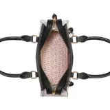 Cartera Guess modelo Wrenley, de tamaño mediano, color blanco con detalles en negro y herrajes dorados. Tiene doble asa de mano, correa bandolera desmontable y cierre superior.