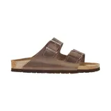 Sandalias Birkenstock Arizona de cuero color marrón, con doble tira ajustable con hebilla metálica y plantilla anatómica de corcho y látex.